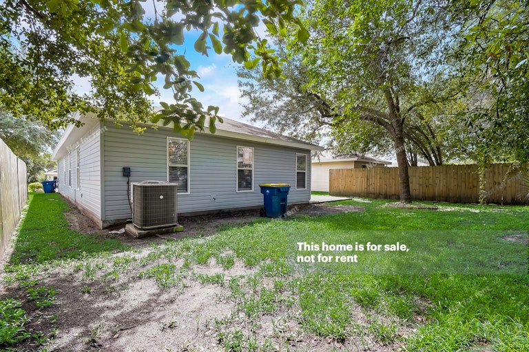Photo 13 of 30 - 574 Chancellor Dr W, Jacksonville, FL 32225