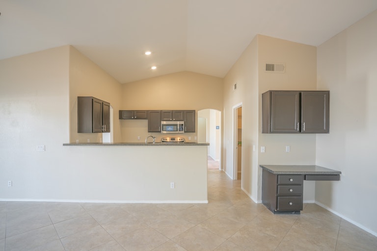Photo 4 of 26 - 7734 W Wahalla Ln, Glendale, AZ 85308