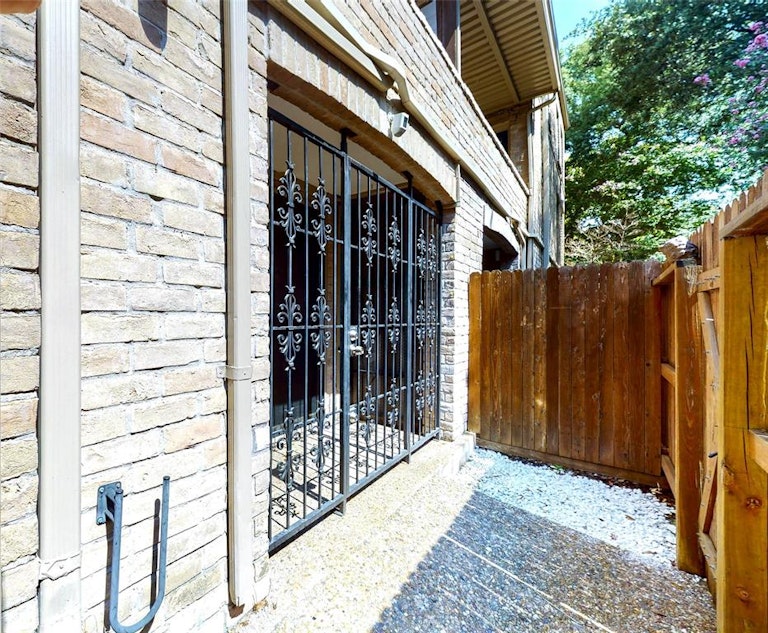 Photo 21 of 25 - 4633 Wild Indigo St #527, Houston, TX 77027