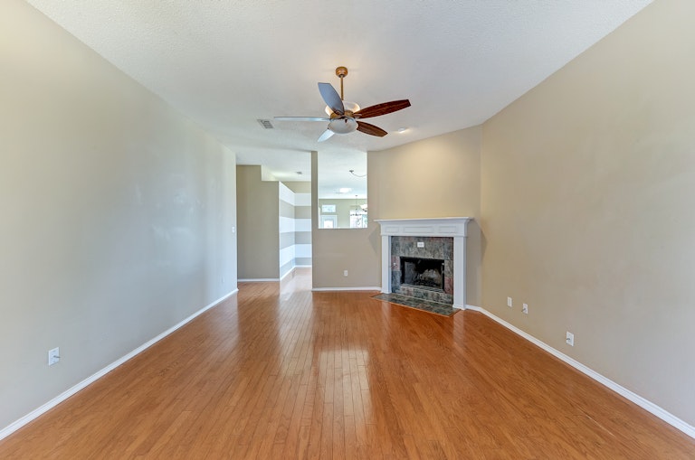 Photo 4 of 28 - 8755 Saranac Trl, Fort Worth, TX 76118