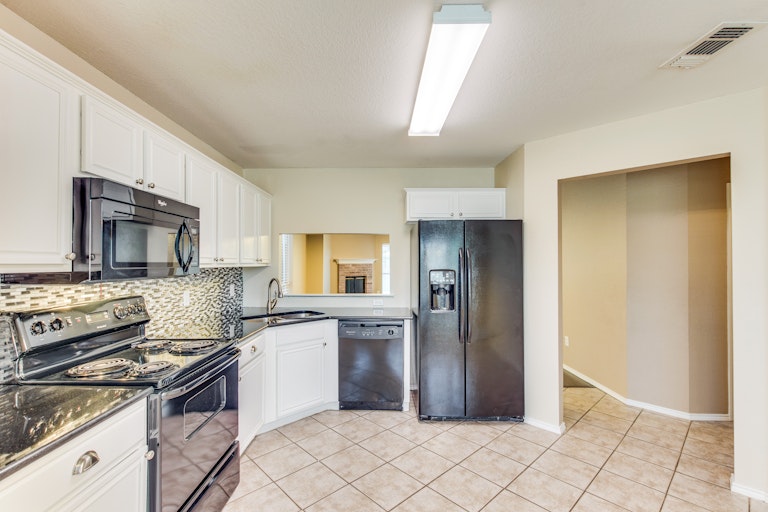 Photo 2 of 28 - 5717 Magnum Dr, Arlington, TX 76018
