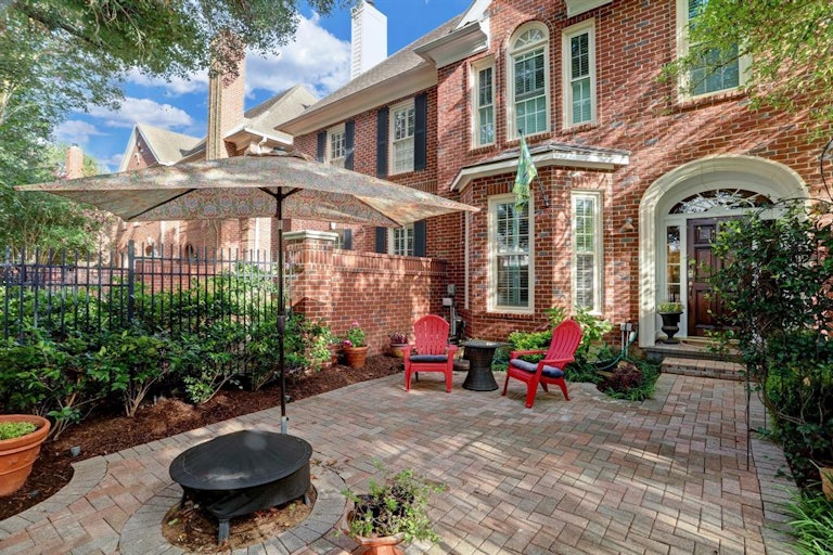 Photo 3 of 20 - 3235 Bellefontaine St, Houston, TX 77025