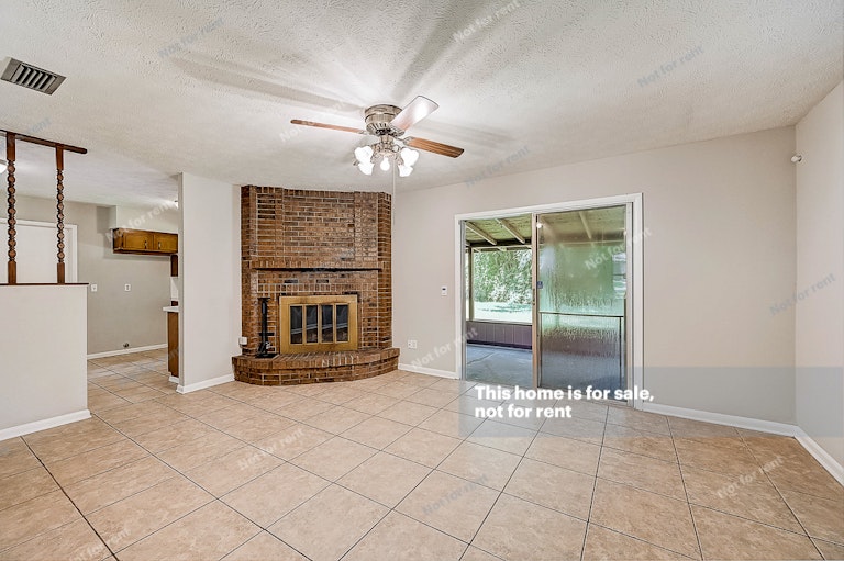 Photo 6 of 38 - 6382 Johnnie Cir W, Jacksonville, FL 32244