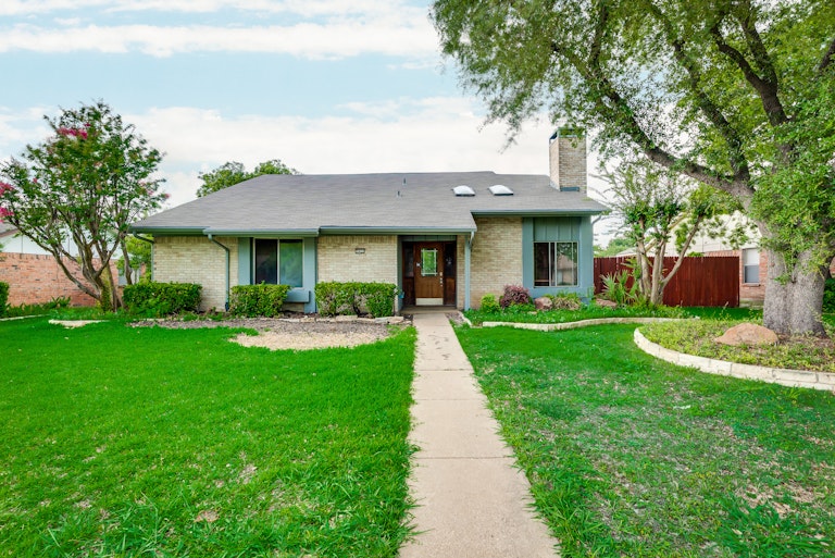 Photo 1 of 30 - 3421 Castle Rock Ln, Garland, TX 75044