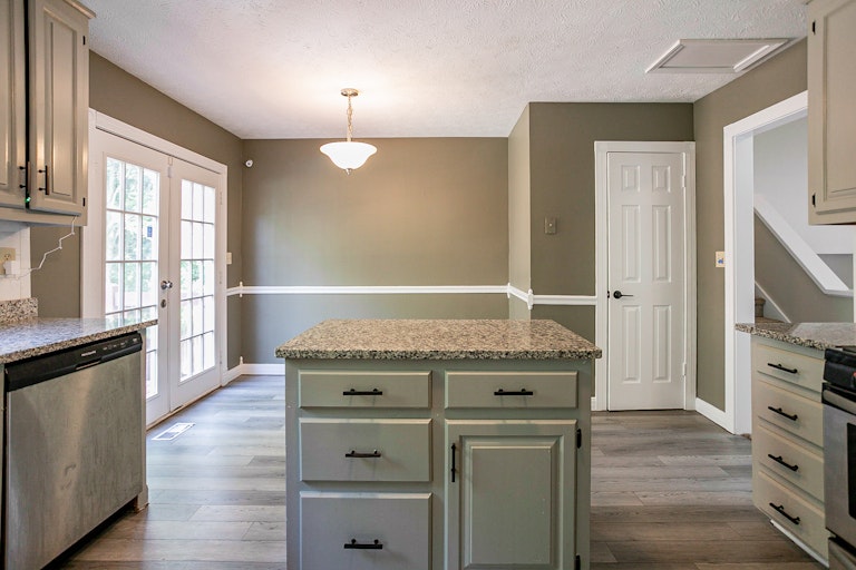 Photo 8 of 28 - 2511 Deer Isle Cv, Lawrenceville, GA 30044