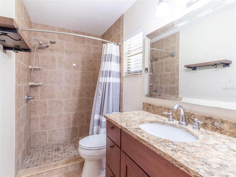 Photo 19 of 32 - 2114 Arch McDonald Dr, Dover, FL 33527