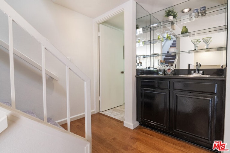 Photo 10 of 41 - 13965 Riverside Dr, Sherman Oaks, CA 91423