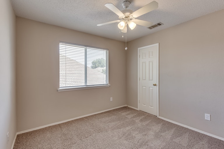 Photo 23 of 33 - 3205 Grenada Dr, Plano, TX 75074
