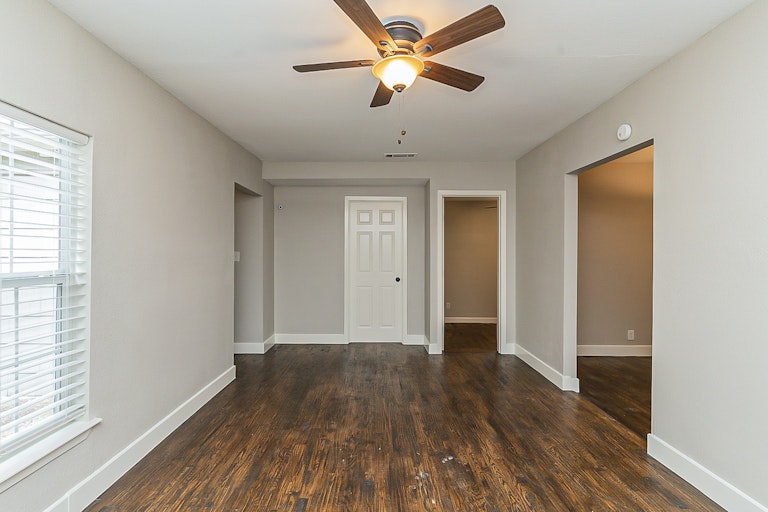 Photo 9 of 21 - 2812 E Ln, Fort Worth, TX 76116