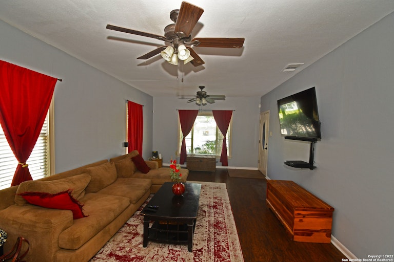 Photo 8 of 27 - 1214 W Theo Ave, San Antonio, TX 78225