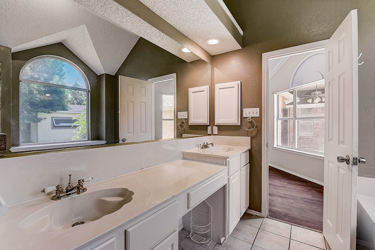 Photo 6 of 44 - 2313 Bent Brook Dr, Mesquite, TX 75181