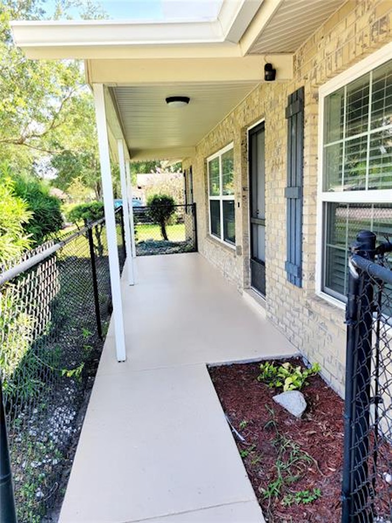 Photo 4 of 23 - 2404 Delrose Dr E, Lakeland, FL 33805