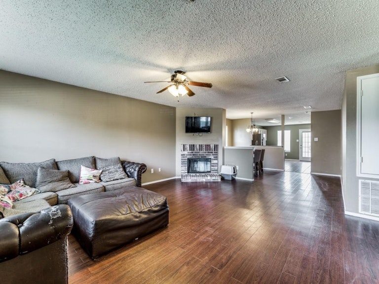 Photo 5 of 23 - 5309 Kingslink Cir, Fort Worth, TX 76135