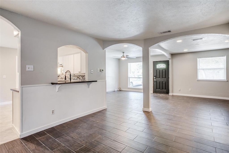 Photo 5 of 19 - 551 Cripple Creek Dr, Duncanville, TX 75116