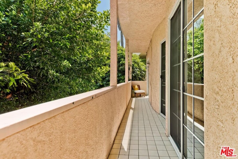 Photo 10 of 25 - 10960 Wellworth Ave #102, Los Angeles, CA 90024