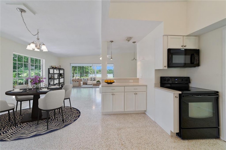 Photo 15 of 34 - 1200 Tanager Dr, Orlando, FL 32803