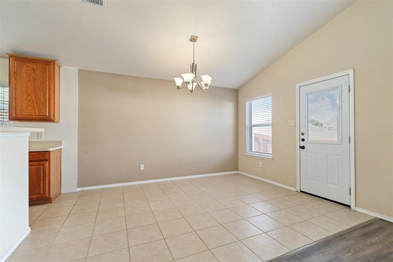 Photo 9 of 25 - 10121 Sourwood Dr, Fort Worth, TX 76244