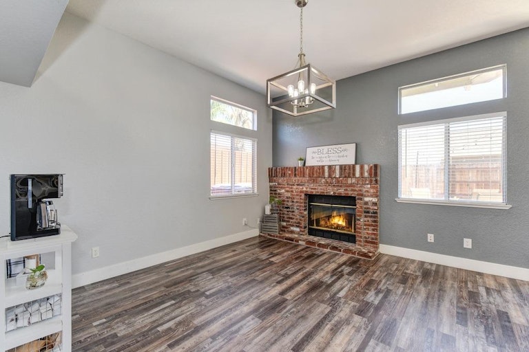 Photo 12 of 40 - 8372 Vintage Park Dr, Sacramento, CA 95828