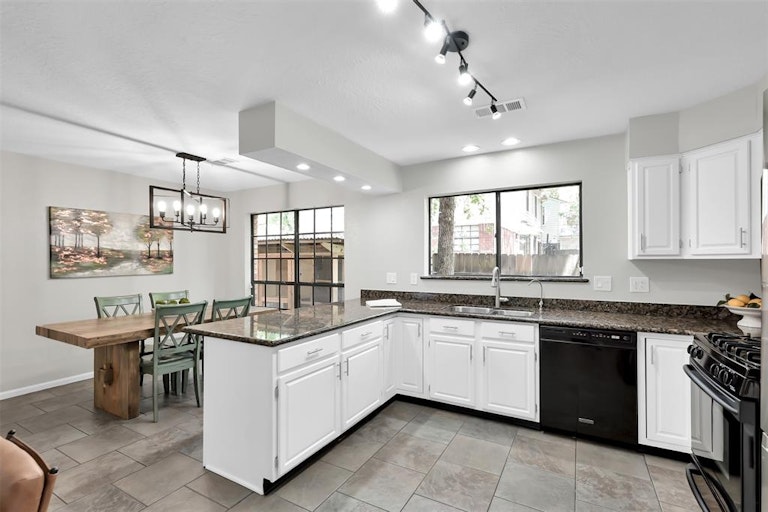 Photo 14 of 43 - 14 Eagle Rock Pl, Spring, TX 77381