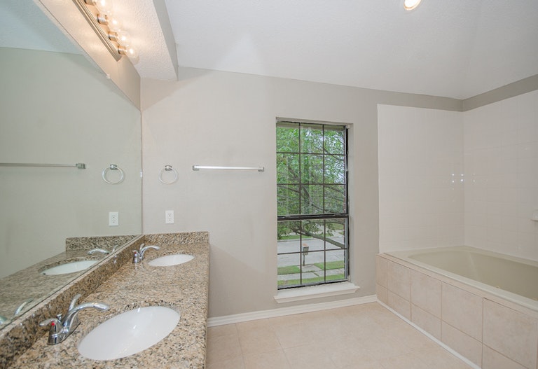 Photo 18 of 26 - 7701 Rice Dr, Rowlett, TX 75088