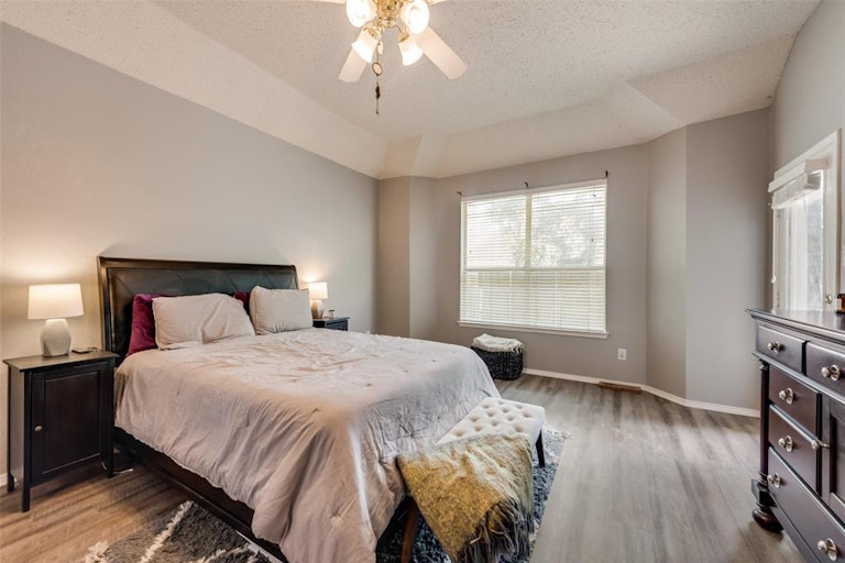 Photo 13 of 27 - 5910 Creek Crossing Ln, Sachse, TX 75048