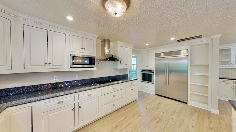 Photo 4 of 39 - 11306 Cedarwood Dr, Humble, TX 77338