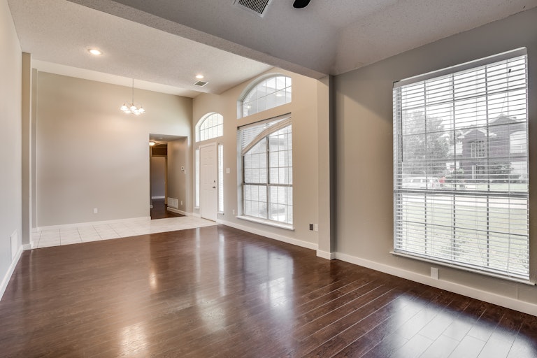 Photo 8 of 29 - 1677 Shannon Dr, Lewisville, TX 75077