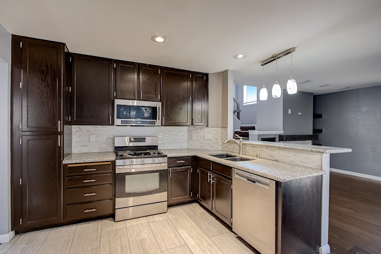 Photo 24 of 39 - 4025 Honey Rose Pl, Antelope, CA 95843