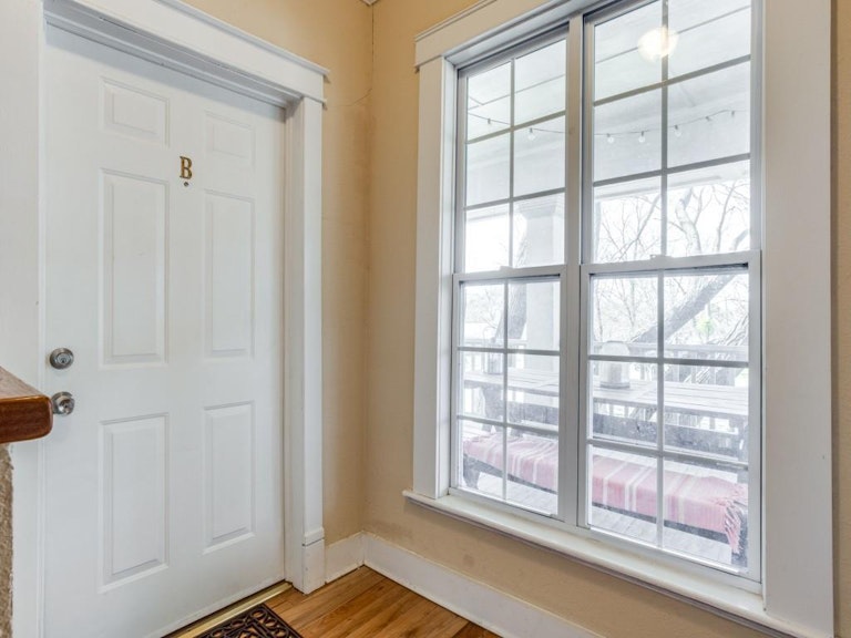 Photo 4 of 40 - 5200 Victor St, Dallas, TX 75214