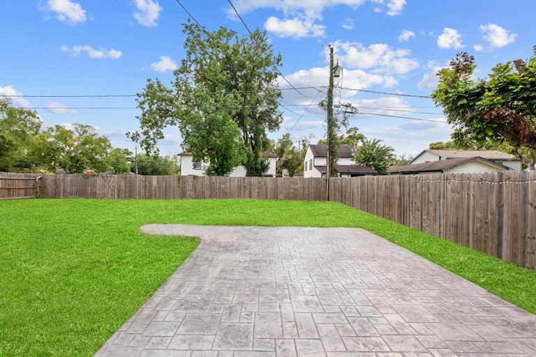Photo 17 of 21 - 3838 Alsace St, Houston, TX 77021