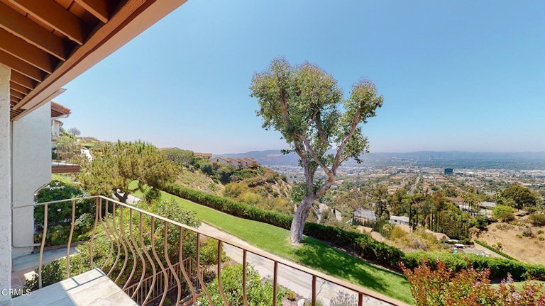 Photo 26 of 53 - 1743 Camino De Villas, Burbank, CA 91501