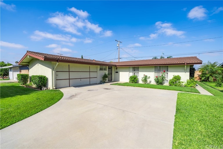 Photo 2 of 37 - 1019 N Hermosa Dr, Anaheim, CA 92801