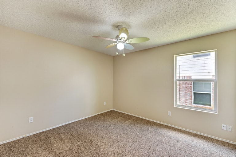 Photo 18 of 22 - 4901 Parkview Hills Ln, Fort Worth, TX 76179