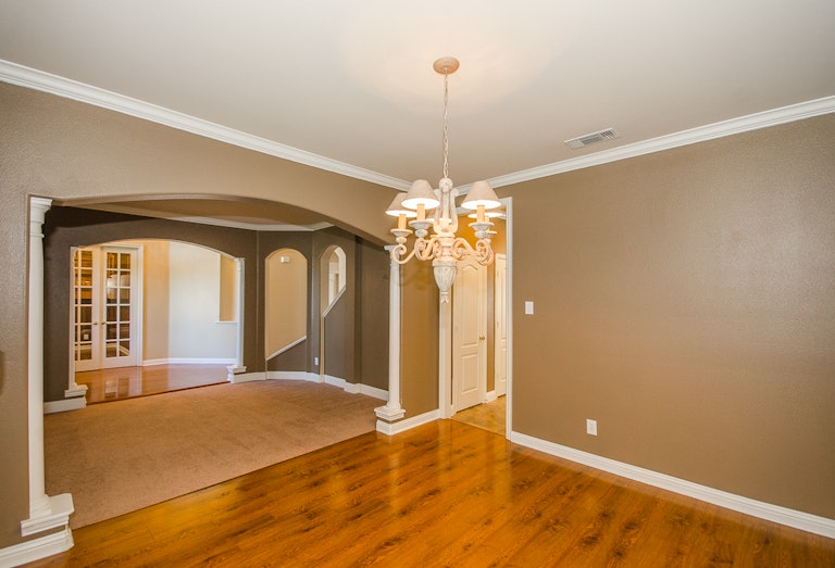 Photo 16 of 38 - 1320 Rusticwood Dr, Desoto, TX 75115