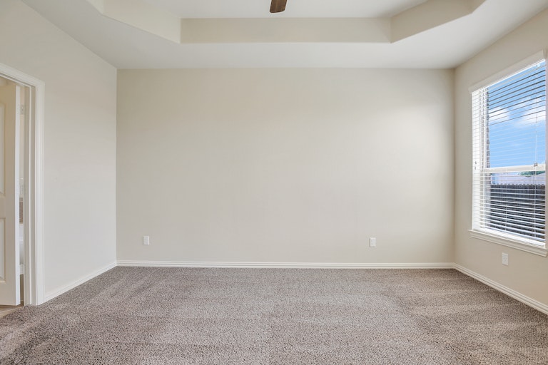 Photo 12 of 26 - 729 Seabourne Dr, Fort Worth, TX 76179
