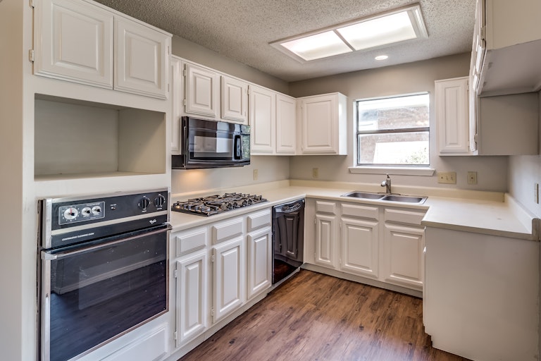 Photo 4 of 28 - 3917 Lois Cir, Rowlett, TX 75088