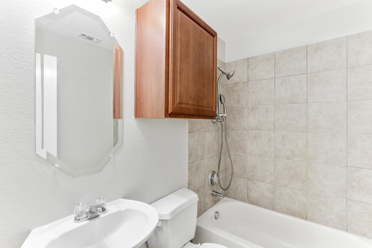 Photo 15 of 25 - 12609 Oceanside Dr, Euless, TX 76040