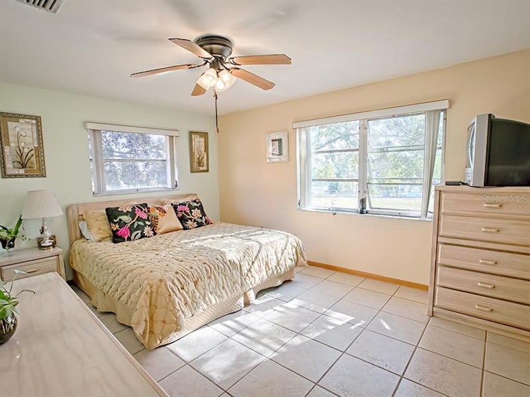 Photo 13 of 25 - 4107 Dove Valley Ln, Lady Lake, FL 32159