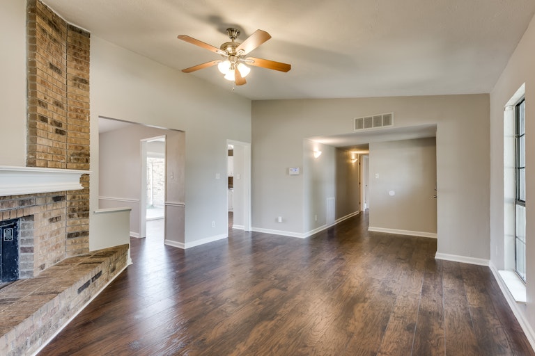 Photo 7 of 27 - 5717 Truitt St, The Colony, TX 75056