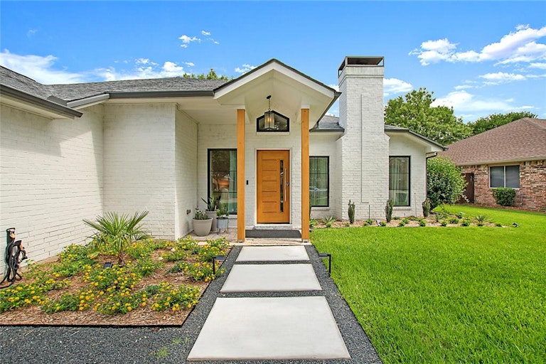 Photo 1 of 32 - 12 Monterey Dr, Roanoke, TX 76262