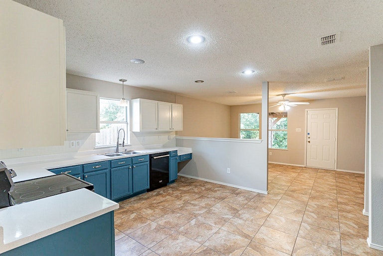 Photo 9 of 34 - 7813 Shoal Bnd, Denton, TX 76210