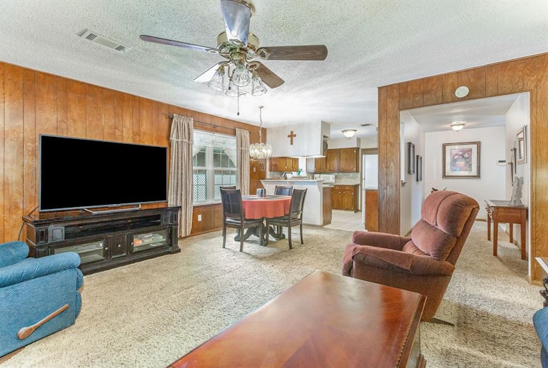 Photo 5 of 22 - 9511 Kell Cir, Houston, TX 77040