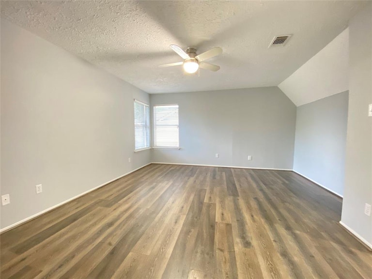 Photo 16 of 23 - 4703 Saint Lawrence Dr, Friendswood, TX 77546