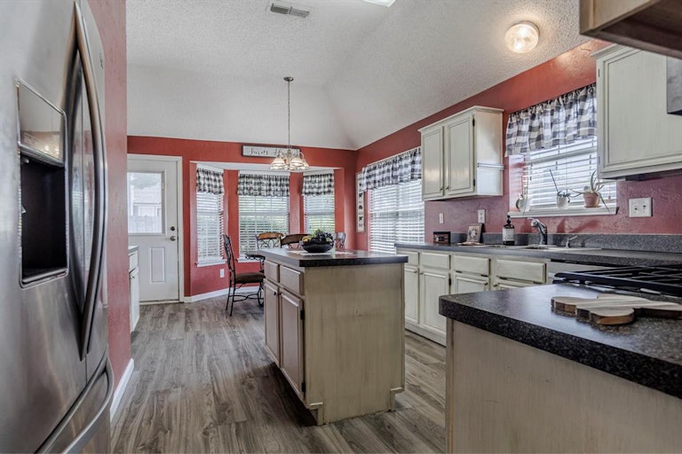 Photo 12 of 26 - 915 Felicia Ln, Arlington, TX 76017