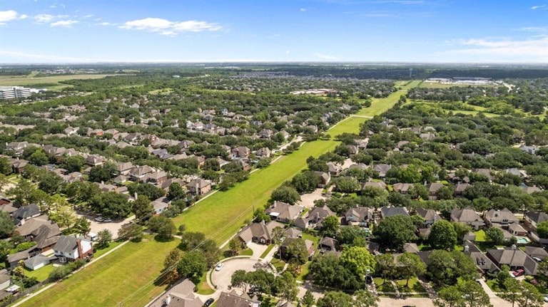 Photo 5 of 40 - 13803 Round Oak Ct, Houston, TX 77059