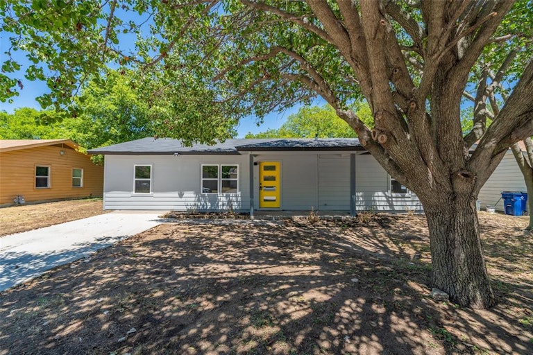 Photo 1 of 18 - 556 NW Lorna St, Burleson, TX 76028