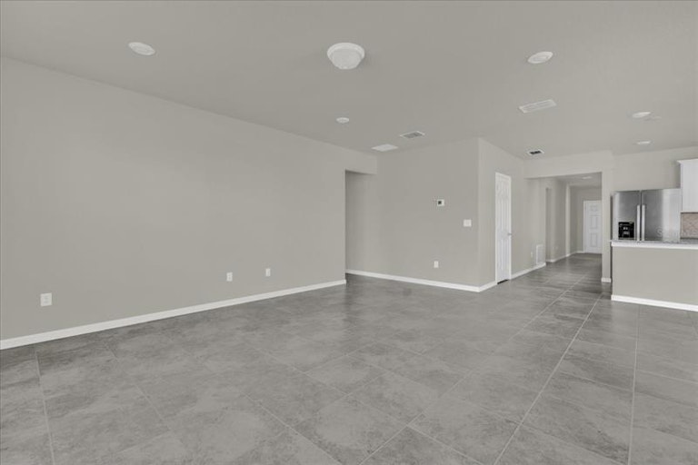 Photo 4 of 23 - 1612 Aspen Ave, Davenport, FL 33837