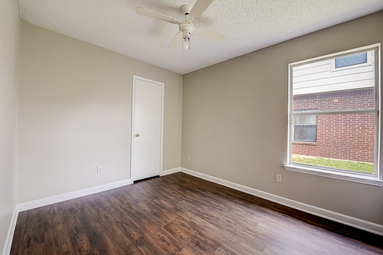 Photo 19 of 37 - 9032 Elbe Trl, Fort Worth, TX 76118