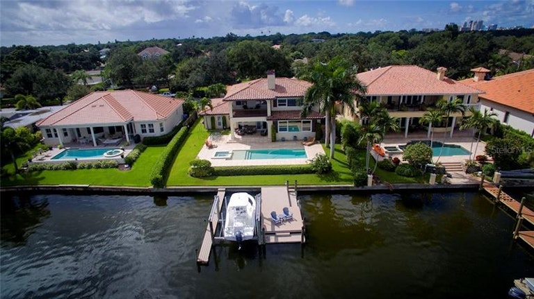 Photo 20 of 25 - 329 Bayview Dr NE, Saint Petersburg, FL 33704