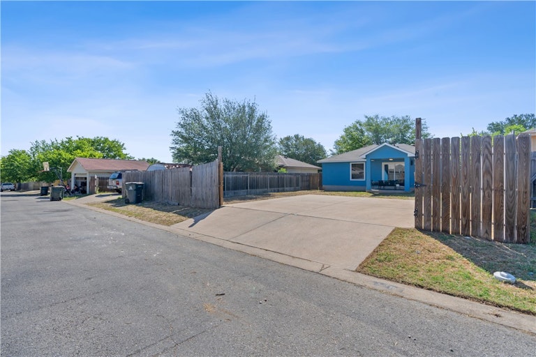 Photo 29 of 34 - 125 Segovia Way, Pflugerville, TX 78660